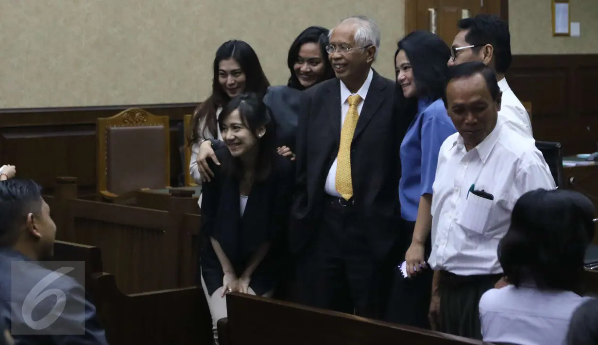 Terpidana suap hakim Pengadilan Tata Usaha Negara Medan Otto Cornelis Kaligis berfoto bersama kenalannya di sela-sela sidang Peninjauan Kembali (PK) di Pengadilan Negeri Jakarta Pusat, Jakarta, Senin (13/3). (Liputan6.com/Helmi Afandi)