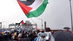 Dalam aksinya, pengunjuk rasa menentang tindakan Israel dan kekurangan pangan yang sedang berlangsung di Jalur Gaza. (DAVID GRAY/AFP)