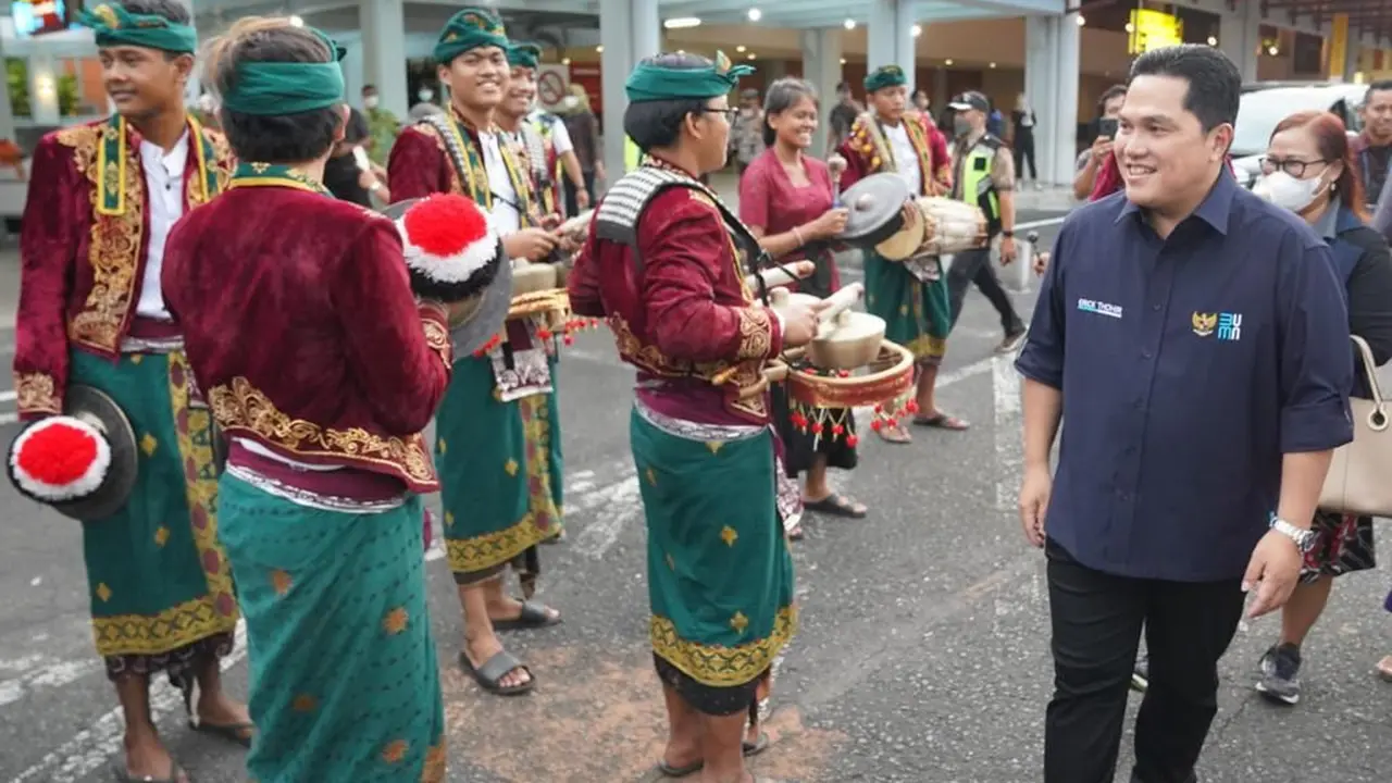 Menteri BUMN Erick Thohir meninjau festival budaya di bandara Ngurai Rai, Bali.