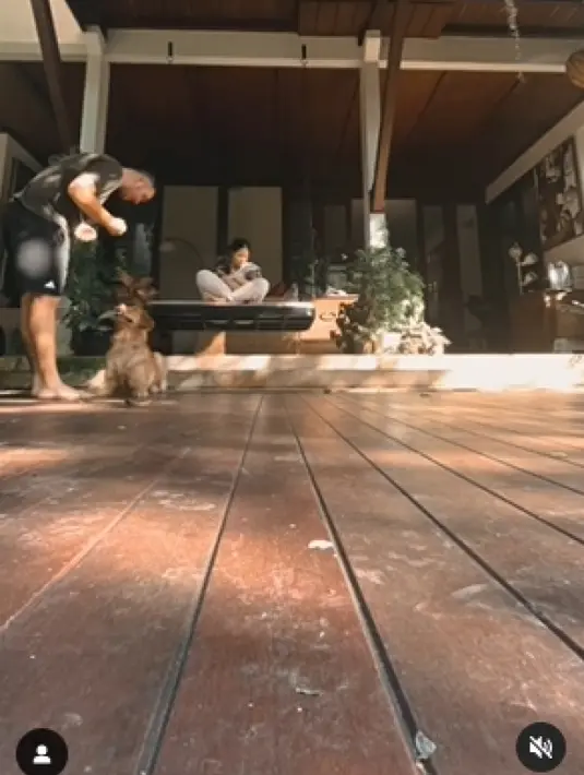 Rumahnya juga memiliki halaman yang luas. Tak jarang keluarga habiskan waktu bersama di sana. [Instagram Kirana Karang]