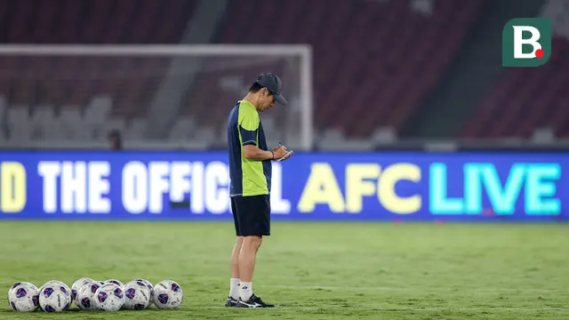 Foto: Shin Tae-yong Cek Langsung Kondisi Rumput GBK Jelang Laga Timnas Indonesia Vs Jepang di Kualifikasi Piala Dunia 2026