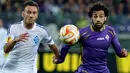 Gelandang Dynamo Kiev, Serhiy Rybalka berebut bola dengan pemain Fiorentina Mohamed Salah pada leg kedua 8 besar Liga Europa di Stadion Artemio Franchi, Italia, Jumat (24/4/2015). Fiorentina menang 2-0 atas Dynamo Kiev. (AFP PHOTO/Tiziana Fabi)