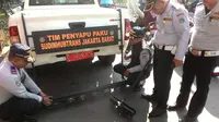 Dishub DKI Jakarta Barat menyapu ranjau paku di wilayahnya. (Liputan6.com/Muslim AR)
