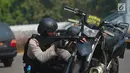 Personel Polri melakukan latihan pengamanan Asian Games 2018 di lapangan Istora Senayan, Jakarta, Rabu (18/7). Latihan gabungan bersama TNI ini terkait pengawalan tamu VVIP Asian Para Games 2018 dan mengatasi gangguan yang terjadi (Merdeka.comImam Buhori)