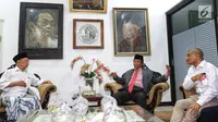Ketua Gerakan Suluh Kebangsaan, Mahfud MD, Romo Benny berbincang dengan Salahuddin Wahid atau Gus Solah dalam kunjungan ke Pesantren Tebuireng dan ziarah makam Gus Dur di Jombang, Jatim, Rabu (20/2). (Liputan6.com/Johan Tallo)