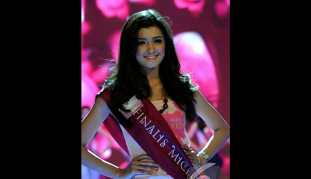 Seorang Finalis Micel 2014 memperlihatkan senyum manisnya saat melakukan gladi resik menuju grand final ,  Jakarta, Jumat (24/10/2014) (Liputan6.com/Faisal R Syam)