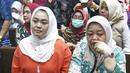 Istri mantan Wali Kota Kendari Asrun dan istri Wali Kota nonaktif Kendari Adriatma Dwi Putra saat menjalani sidang vonis di Pengadilan Tipikor, Jakarta, Rabu (31/10). Asrun dan Adriatma divonis 5 tahun 6 bulan penjara. (Liputan6.com/Herman Zakharia)