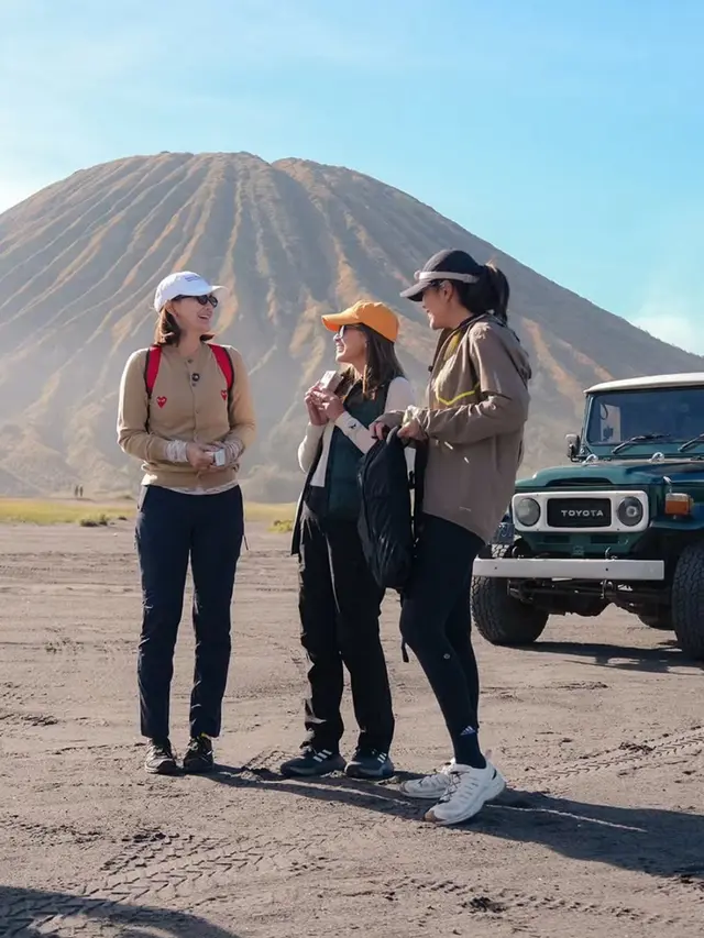 Luna Maya Liburan ke Bromo bersama sahabat. [@lunamaya]