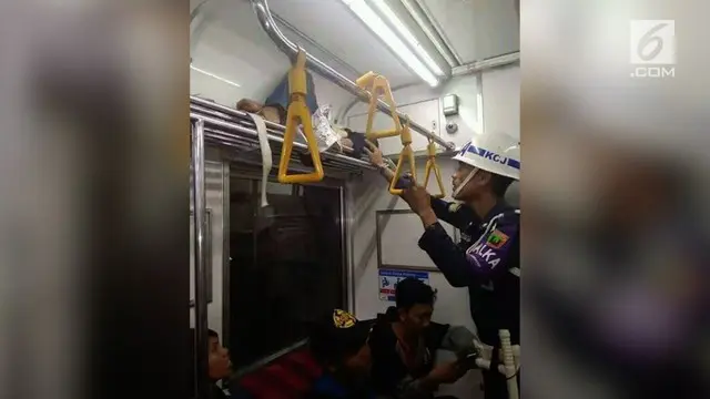 Penumpang Kereta Tidur di Tempat Penyimpanan Barang