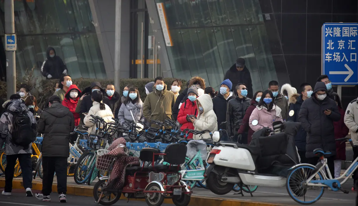 Orang-orang yang memakai masker pelindung berbaris untuk pengujian massal COVID-19 di Beijing, China, Jumat (22/1/2021). Beijing memerintahkan pengujian COVID-19 untuk sekitar dua juta orang menyusul kasus baru. (AP Photo/Mark Schiefelbein)