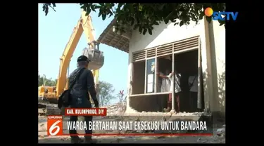 Tolak pengosongan lahan, seorang warga gigit petugas saat rumahnya digusur untuk pembangunan bandara di Kulonprogo, Yogyakarta.