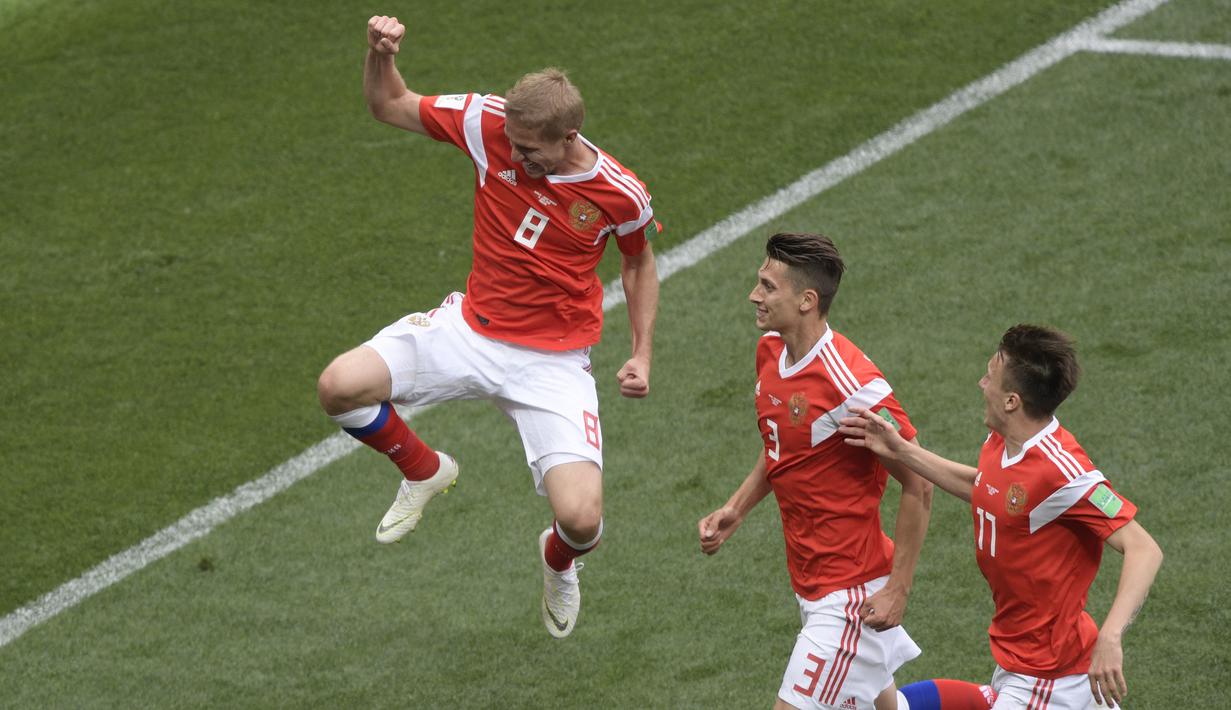 Gelandang Rusia, Yuri Gazinskiy, merayakan gol ke gawang Arab Saudi pada laga Grup A Piala Dunia di Stadion Luzhniki, Moskow, Kamis (15/6/2018). Dirinya merupakan pencetak gol perdana pada Piala Dunia 2018. (AFP/Juan Mabromata)