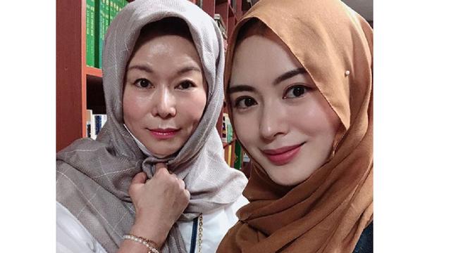 Kisah Haru Ayana Jihye Moon Setelah 8 Tahun Mualaf Bawa Ibunya Ke Masjid Showbiz Liputan6 Com