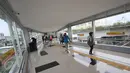 Penumpang melintasi Jembatan Penyeberangan Orang (JPO) Stasiun Tanah Abang, Jakarta, Jumat (10/3). JPO tersebut memliki kaca dengan panjang 60 meter dan lebar enam meter. (Liputan6.com/Immanuel Antonius)