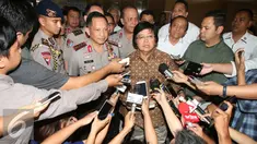 Menteri LHK, Siti Nurbaya usai melakukan rapat dengan Kapolri Jenderal Tito Karnavian di Gedung Manggala Wanabakti, Jakarta, Rabu (7/9). Kementerian LHK menggandeng Polri untuk mengatasi kejahatan kebakaran hutan dan lahan (Liputan6.com/Angga Yuniar) 