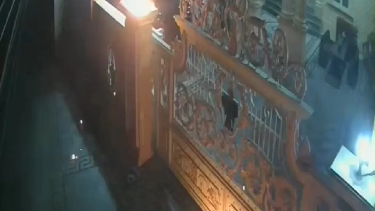 Tangkapan layar rekaman kamera pengawas (CCTV) rumah korban yang dilempar bom molotov. Foto (Istimewa)