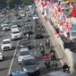 Sejumlah kendaraan melintasi Jalan Sudirman di kawasan Senayan, Jakarta. Senin (7/8). Rencananya, jalur larangan sepeda motor akan diperpanjang hingga Bundaran Senayan. (Liputan6.com/Immanuel Antonius)