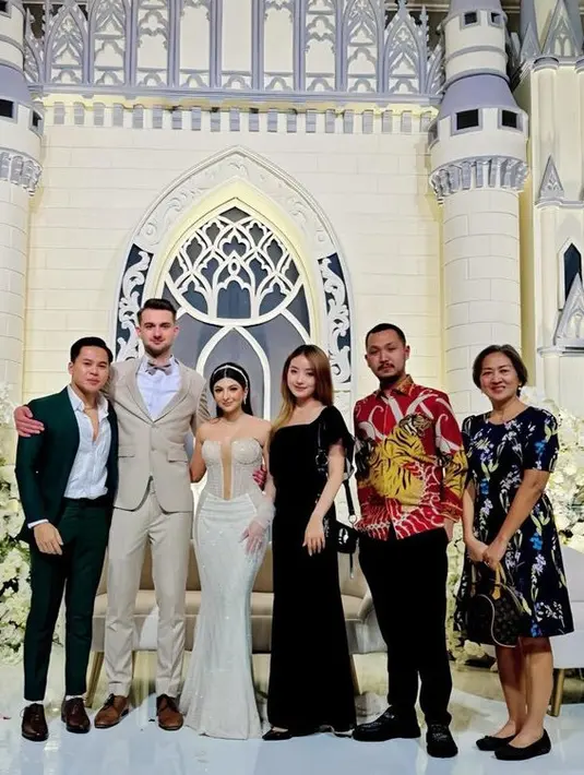 Natasha Wilona hadir mengenakan dress panjang dengan model square neck. Sambil membawa sling bag warna hitam serasi dengan stiletto heels. [@natashawilona12]