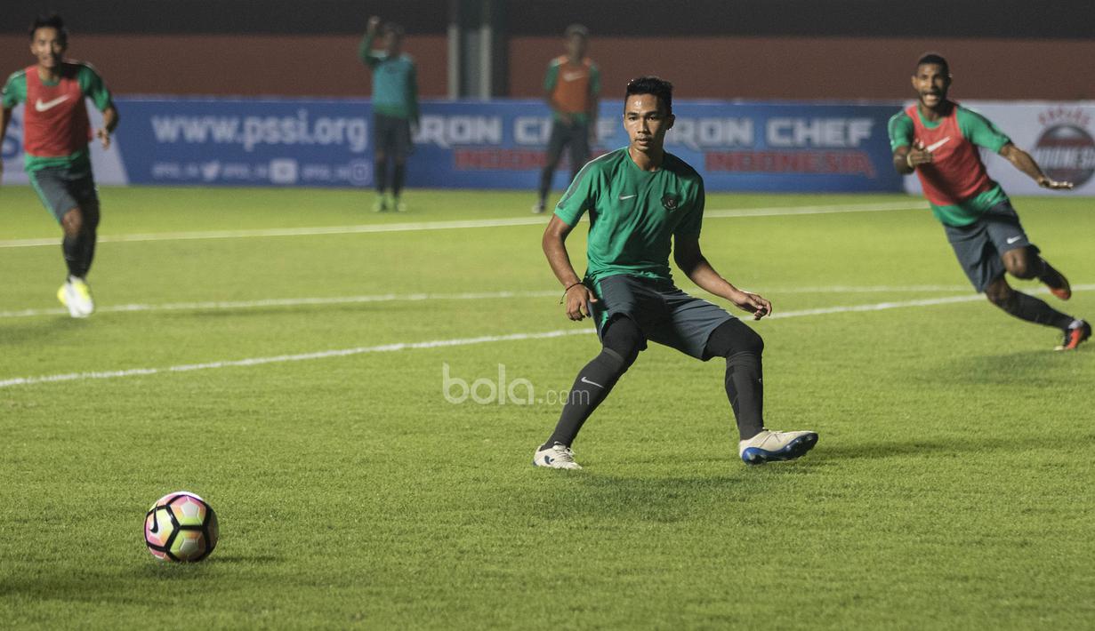 Pemain Timnas Indonesia, Bagas Adi, bersiap menghalau bola saat latihan di Stadion Maguwoharjo, Sleman, Senin (12/6/2017). Latihan ini persiapan terakhir jelang menghadapi Puerto Rico. (Bola.com/Vitalis Yogi Trisna)