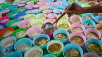 Sejumlah mangkuk berisi Bubur India yang akan disajikan untuk hidangan berbuka puasa, di Masjid Jami Pekojan Semarang, 9 Juni 2016. Bubur India merupakan tradisi saat Ramadan yang masih lestari di Masjid in sejak 80 tahun silam. (Liputan6.com/Gholib)