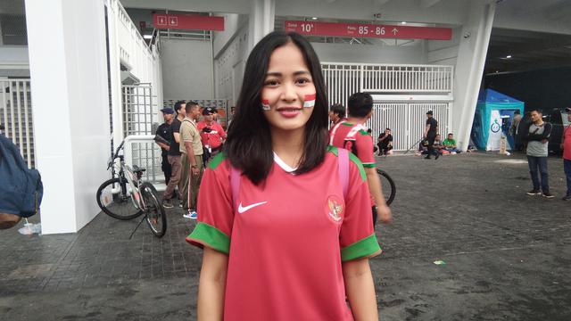 Suporter cantik Timnas Indonesia, Adelia