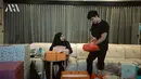 Aurel Hermansyah dan Atta Halilintar buka kado (Youtube/AH)