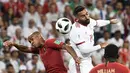 Duel pemain Portugal, Joao Mario (kiri) dan pemain Iran, Saman Ghoddos pada laga grup B Piala Dunia 2018 di Mordovia Arena, Saransk, Rusia, (25/6/2018). Portugal dan Iran bermain imbang 1-1. (AFP/Filippo Monteforte)