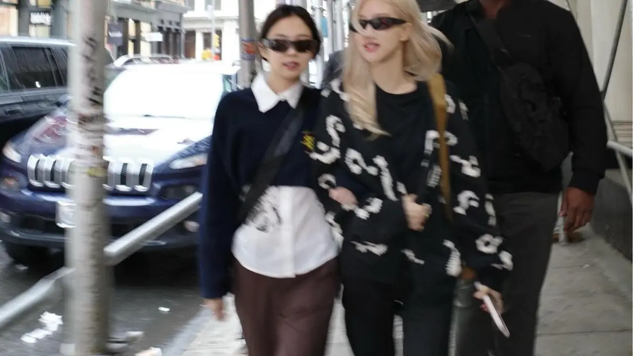 Jennie dan Rose BLACKPINK jalan-jalan di New York. [Foto: Instagram/roses_are_rosie]