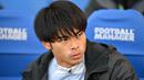Gelandang Brighton and Hove Albion, Kaoru Mitoma duduk di bangku cadangan saat menghadapi Tottenham Hotspur pada laga Liga Inggris 2022/2023 di Amex Community Stadium, Brighton (8/10/2022). Kaoru Mitoma juga menjadi bagian dari pemain sepak bola dengan latar belakang pendidikan akademis yang tidak sembarangan. Ia sukses menyelesaikan kuliahnya di jurusan pendidikan olah raga dengan penelitian mengenai kemampuan seorang pesepak bola dalam melakukan dribling satu lawan satu. (AFP/Glyn Kirk)