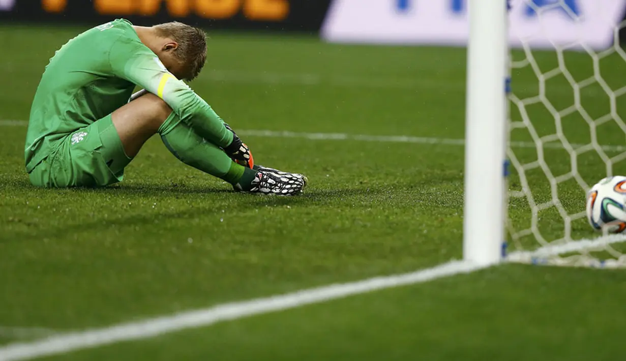 Penjaga gawang Timnas Belanda, Jasper Cillessen, tertunduk usai gagal menahan tendangan penalti pemain Argentina di laga semifinal Piala Dunia 2014, Sao Paolo, (10/7/2014). (REUTERS/Dominic Ebenbichler)