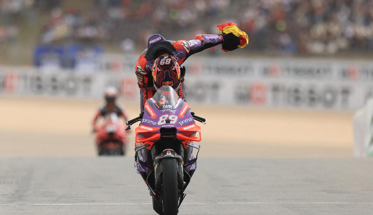 Selebrasi pembalap Ducati asal Spanyol, Jorge Martin setelah finis pertama sekaligus menjuarai balapan utama MotoGP Portugal 2024 di Sirkuit Internasional Algarve, Portimao, Portugal, Minggu (24/3/2024) malam WIB. (AFP/Patricia De Melo Moreira)