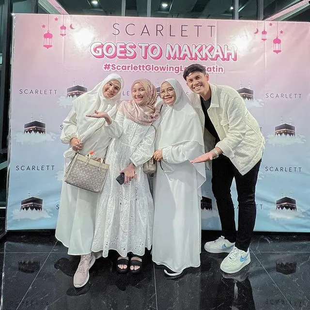 6 Potret Orang Tua Artis Umroh Bareng Besan, Ibu Ayu Ting Ting Curi Perhatian