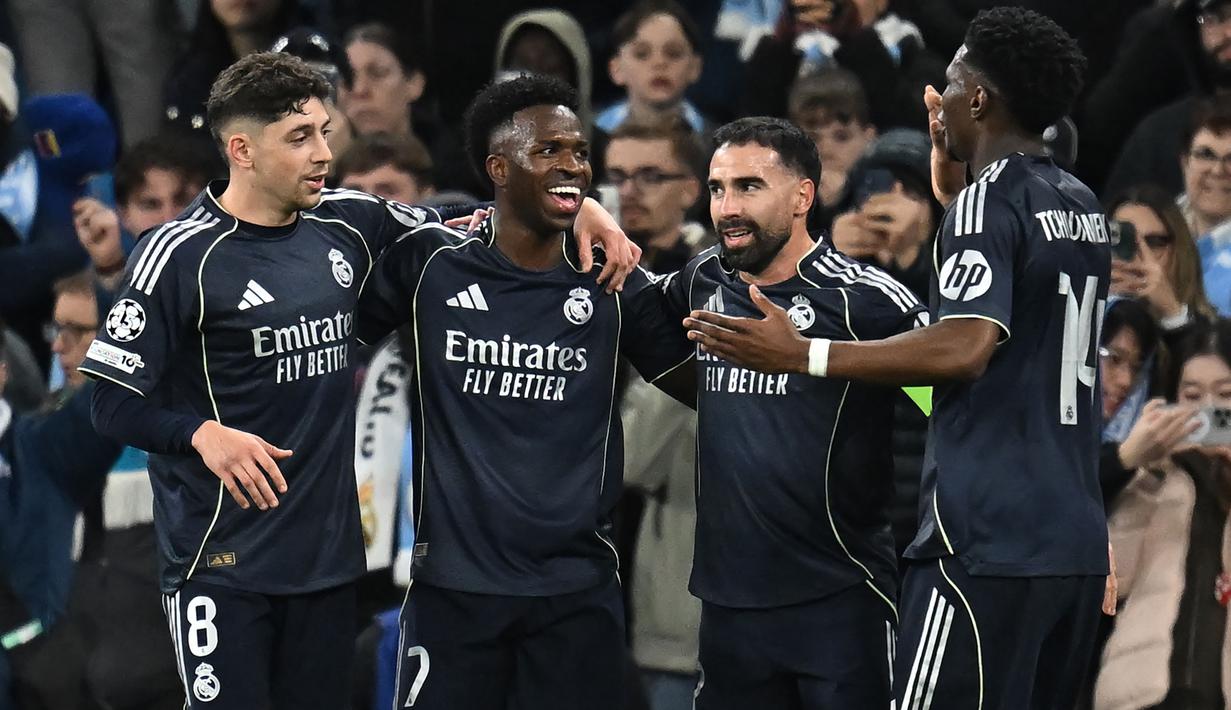 Dua gol dari Vinicius membawa Real Madrid menang dengan skor 2-1 dan membuat Los Blancos lolos ke babak perempat final Liga Champions 2025/2026. (AFP/Paul Ellis)