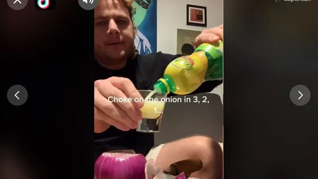 Makan bawang mentah dan jus lemon