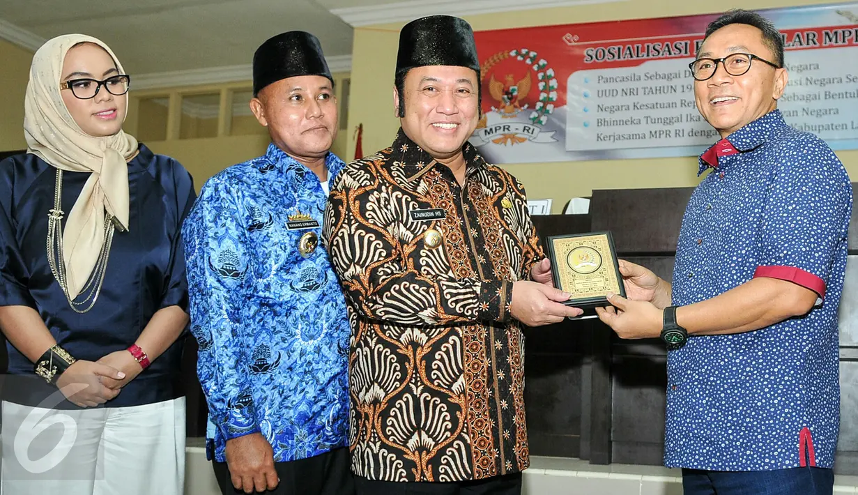 Bupati Lampung Selatan Dr. Zainuddin Hasan memberikan plakat kepada ketua MPR RI, Zulkifli Hasan, Lampung, Kamis (17/3/2016). Zulkifli datang ke Lampung untuk mensosialisasikan Empat Pilar MPR RI. (Liputan6.com/Yoppy Renato)