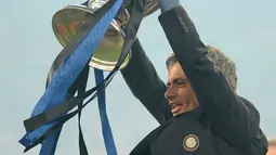 Pelatih  Inter Milan Jose Mourinho mengangkat trofi Liga Champions setelah pertandingan melawan Bayern Munchen di stadion Santiago Bernabeu, Madrid pada 22 Mei 2010. Di Tottenham, Mourinho akan menerima gaji sebesar 15 juta poundsterling per tahun. (AFP/Christophe Simon)