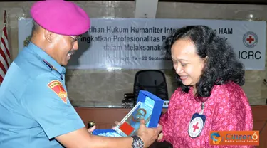 Citizen6, Sidoarjo: Pemberian cinderamata dari Komandan Pasmar-1 Kolonel Marinir R. Gatot Suprapto kepada Manager ICRC, Ibu Dinihari Puspita. (Pengirim: Roby Eka Sanjaya).