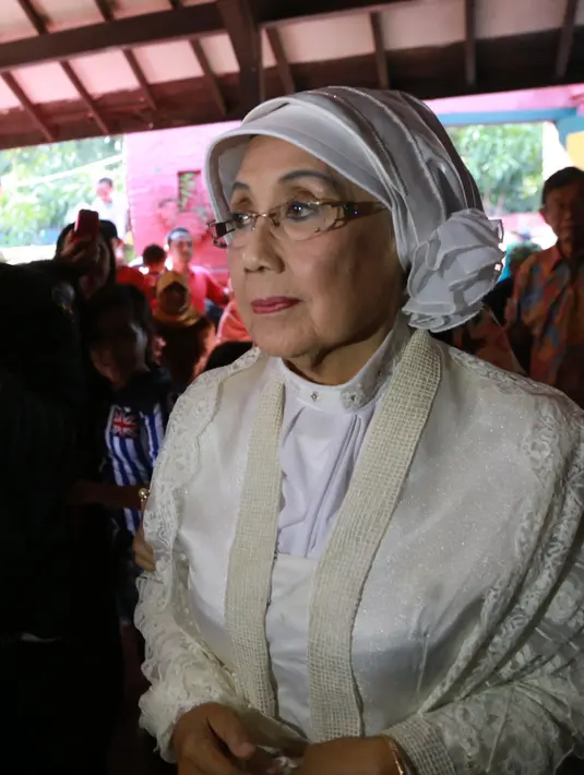 Akad nikah yang berlangsung khidmat itu ternyata sempat membuat mempelai wanita Nani Wijaya merasa panik. Pasalnya dengan tiba-tiba Ajip menghilang dan Nani mencari sosok pria yang kala itu belum resmi menjadi suaminya. (Adrian Putra/Bintang.com)