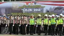 Polisi memberi penghormatan saat apel kesiagaan pasukan Operasi Lilin 2015 di halaman Mapolda Metro Jaya, Jakarta, Rabu (23/12). Apel gelar pasukan pengamanan Natal & tahun baru ini dipimpin oleh Kapolri Jenderal Badrodin Haiti.(Liputan6.com/Yoppy Renato)