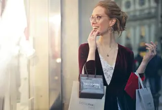 Ilustrasi Membeli Barang Preloved Credit: pexels.com/AndreaPiacquadio