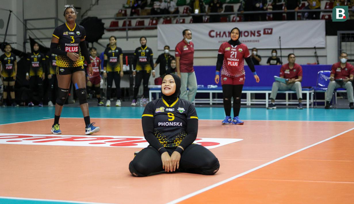 Reaksi kecewa pemain Gresik Petrokimia Pupuk Indonesia, Dewi Intan Sari usai gagal mengembalikan bola saat laga grand final PLN Mobile Proliga 2022 melawan Bandung Bjb Tandamata di Padepokan Voli Jenderal Polisi Kunarto, Sentul, Sabtu (26/03/2022). (Bola.com/Bagaskara Lazuardi)