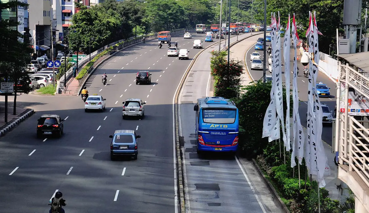 Pascalibur Lebaran, sejumlah jalan di Jakarta masih terlihat lenggang seperti di  kawasan Bundaran Hi arah Sudirman, Jakarta, Senin (4/8/14). (Liputan6.com/Faizal Fanani)
