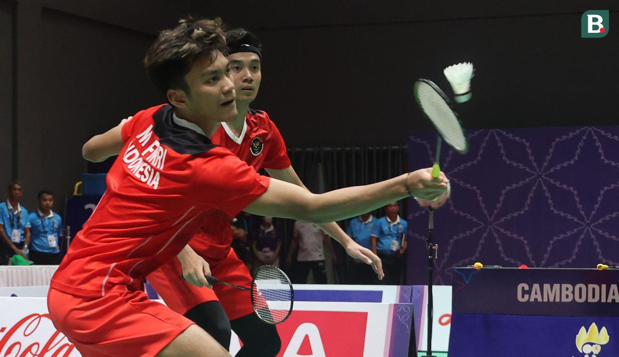 <p>Pebulu tangkis ganda putra Indonesia, Muhammad Shohibul Fiqri/Bagas Maulana melawan pebulu tangkis ganda putra Malaysia, Beh Chun Meng/Goh Boon Sze&nbsp;pada final bulu tangkis beregu putra SEA Games 2023 di Badminton Hall Morodok Techo National Stadium, Phnom Penh, Kamboja, Kamis (11/05/2023). (Bola.com/Abdul Aziz)</p>