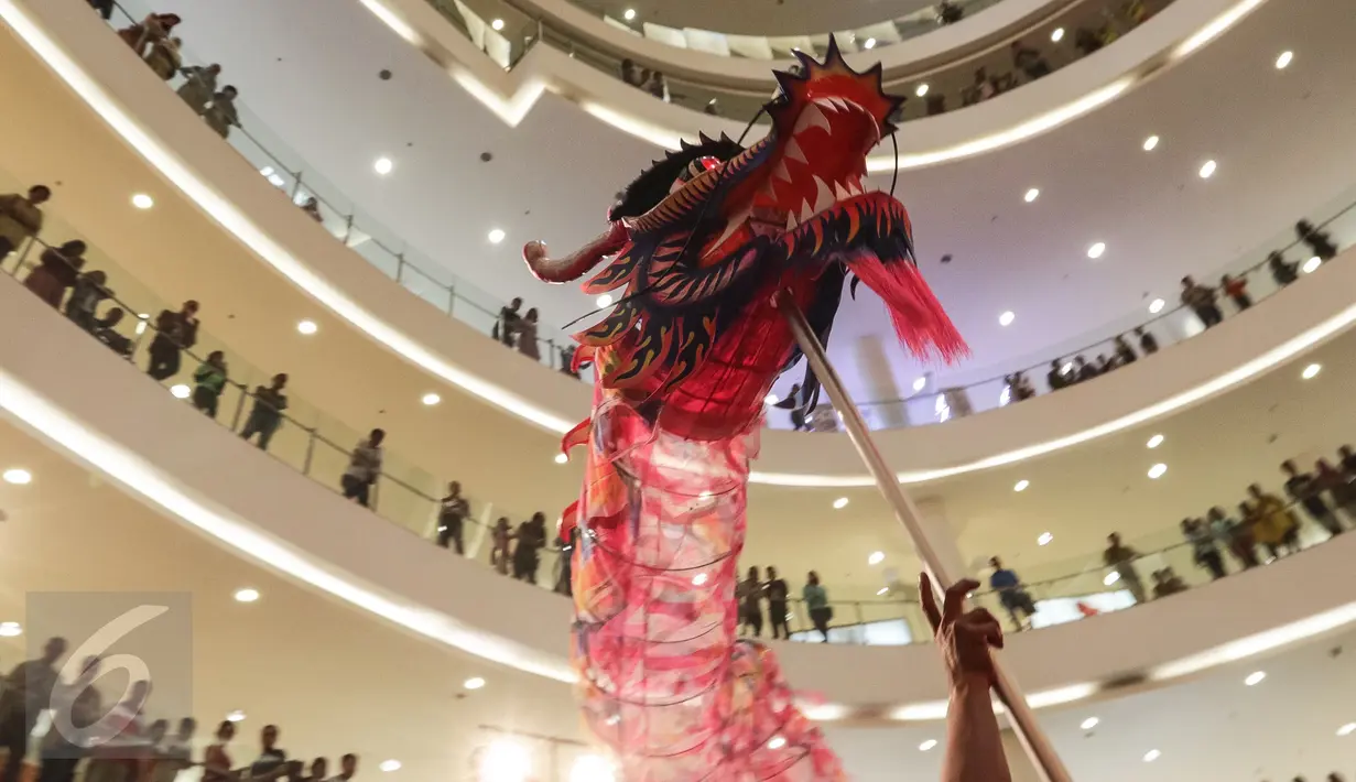 Sembilan pemain membawa Liong saat memeriahkan Prosperous Spring pada perayaan Tahun Baru Imlek 2568 di Senayan City, Jakarta Jakarta Sabtu (28/01). (Liputan6.com/Fery Pradolo)
