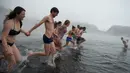 Keseruan wisatawan menikmati air panas di danau kawah Pulau Deception, Antartika, 6 Maret 2016. Danau itu berasal dari kaldera gunung berapi aktif yang rusak pada tahun 1967 dan 1969 hingga membentuk danau kawah berair panas. (AFP PHOTO/Eitan Abramovich)