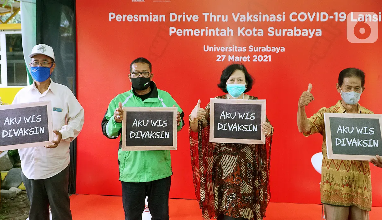 Pengemudi Gojek dan perwakilan warga berfoto usai divaksin pada peresmian Drive Thru Vaksinasi COVID-19 di Surabaya, Jawa Timur (27/03/2021). Warga lanjut usia yang akan melakukan vaksinasi gratis drive thru, terlebih dahulu melakukan pendaftaran melalui aplikasi Halodoc. (Liputan6.com/Pool)