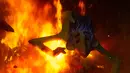 Ninot, boneka berukuran kecil, dibakar pada malam terakhir Festival Fallas di Valencia, Spanyol, Selasa (19/3). Fallas dibakar di jalan-jalan Valencia sebagai penghormatan kepada St Joseph, santo pelindung tukang kayu. (JOSE JORDAN / AFP)
