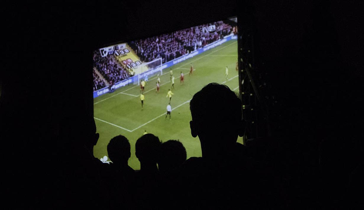 Para penonton menikmati layar besar yang disediakan Bola.com di area Alibaba Futsal, Bekasi. (Bola.com/Vitalis Yogi Trisna)