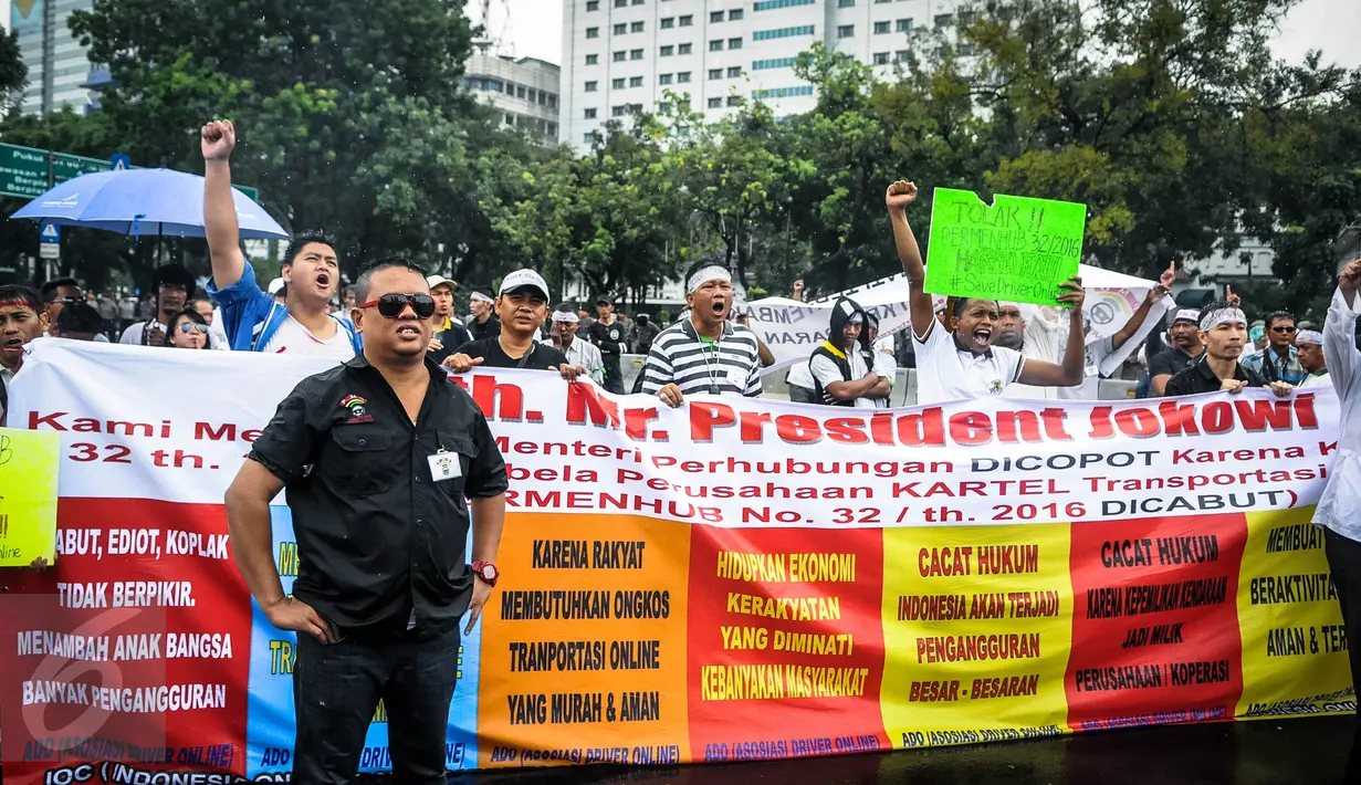 Aksi yang digelar massa dari Asosiasi Driver Online (ADO) di depan Istana, Jakarta, Senin (19/9). Para sopir online ini menolak diberlakukan ujian kendaraan bermotor (KIR) menggunakan SIM A UMUM per 1 Oktober 2016. (Liputan6.com/Faizal Fanani)