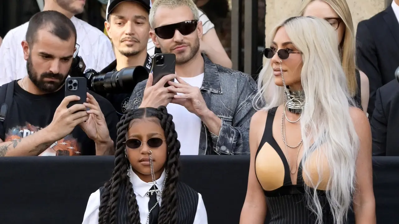 Kim Kardashian dan North West Eksis di Paris Fashion Week 2023, Kompak Pakai Anting Hidung Nyentrik